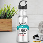 Bouteille D'eau Le plus grand papa du monde, Cool Bold bannière Tu<br><div class="desc">"Le plus grand papa du monde". Dites à papa ce que vous pensez vraiment de lui. Il est temps pour lui d'étancher sa soif après une séance d'entraînement avec cette bouteille d'eau cool à la typographie moderne noir, rouge et blanc et une bannière turquoise bleue sur un arrière - plan...</div>