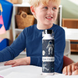 Bouteille D'eau Les astronautes de l'espace Étoiles et planètes Pe<br><div class="desc">Voici la bouteille d'eau personnalisée pour enfants "Stars & Planètes d'astronautes de l'espace", le compagnon idéal pour l'hydratation pour les jeunes passionnés de l'espace et les astronautes en herbe ! Cette bouteille d'eau captivante présente des illustrations dessinées à la main d'astronautes flottant dans l'espace, entourés d'étoiles scintillantes et de planètes...</div>