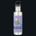 Bouteille D'eau Les filles mignonne violet Tennis École pour enfan<br><div class="desc">Cette bouteille pour enfants mignonne présente un dessin amusant de tennis en bande dessinée violet. Il y a aussi de l'espace pour ajouter le nom de vos filles dans une belle police. L'addition sportive parfaite à votre école pour enfants ou des fournitures sportives.</div>