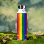Bouteille D'eau LGBT Gay pride Rainbow Stripes drapeau Monogram LG<br><div class="desc">Belle, vibrante, LGBT gay pride couleurs arc-en-ciel, bandes géométriques colorées motif, personnalisée, personnalisée, personnalisée, moderne, cool, élégant, élégant, élégant script / typographie / police, chic, anti-déversement, acier inoxydable, extérieur résistant à la condensation, monogrammed mat noir durable double paroi Thor Cuivre Vacuum Bouteille isolée qui garde les boissons chaudes pour 12...</div>