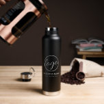 Bouteille D'eau Logo promotionnel personnalisé de l'entreprise Bla<br><div class="desc">Bouteille d'eau noire personnalisée au design minimaliste avec le logo de votre entreprise et deux lignes de texte. Ces bouteilles d'eau sur mesure sont idéales pour offrir des cadeaux de qualité supérieure à des clients,  à des employés ou comme objets promotionnels pour des événements d'entreprise ou des salons professionnels.</div>