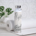 Bouteille D'eau Love Moderne Chic Calligraphie Simple Mariage Phot<br><div class="desc">Bouteille d'eau photo simple avec "amour" en calligraphie avec vos noms et date mariage sur votre photo préférée. Un design minimaliste avec typographie chic pour une touche élégante parfaite pour un cadeau mariage ou pour un couple marié pour son premier anniversaire.</div>