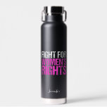 Bouteille D'eau Lutte pour les droits des femmes Audacieux Féminis<br><div class="desc">Lutter pour l'égalité des droits pour les femmes. Une forte déclaration politique féministe pour chaque femme. Exiger l'égalité et la justice. Gardez l'avortement légal et luttez pour des lois pro-choix. Bouteille d'eau de féminisme noir et rose gras avec personnalisation.</div>