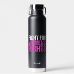 Bouteille D'eau Lutte pour les droits des femmes Audacieux Féminis<br><div class="desc">Lutter pour l'égalité des droits pour les femmes. Une forte déclaration politique féministe pour chaque femme. Exiger l'égalité et la justice. Gardez l'avortement légal et luttez pour des lois pro-choix. Bouteille d'eau de féminisme noir et rose gras avec personnalisation.</div>