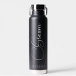 Bouteille D'eau Mariage de script personnalisé Groom<br><div class="desc">Cette conception peut être personnalisée dans la zone fournie en modifiant la photo et/ou le texte. Vous pouvez également le customiser en cliquant sur Personnaliser ce Modèle, puis en choisissant l'option cliquer pour customiser et supprimer ou modifier la couleur de l'arrière - plan, ajouter du texte, modifier la couleur ou...</div>