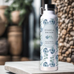 Bouteille D'eau Mariage du parti Eucalyptus de la mariée<br><div class="desc">Bouteille d'eau personnalisée pour vous permettre de customiser avec le nom de votre servante d'accueil - ou de n'importe qui dans votre soirée de mariage. Vous pouvez également ajouter les noms de la mariée et du marié ainsi que la date du mariage. Ce design délicat a un flot d'eucalyptus feuilles...</div>