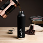 Bouteille D'eau Mariage noir personnalisé Bridesmaid<br><div class="desc">Offrez votre femme de chambre ou femme d'honneur mariage avec cette bouteille d'eau isolée à la mode et vide qui porte son nom en blanc, stylisée sur un arrière - plan noir solide. Personnalisez la bouteille en modifiant et en remplaçant le nom par le vôtre. Sélectionnez votre style de bouteille...</div>