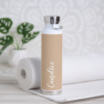 Bouteille D'eau Mariage personnalisé beige<br><div class="desc">Offrez votre femme de chambre ou femme d'honneur mariage avec cette bouteille d'eau isolée à la mode et vide qui porte son nom en blanc, stylisée sur un arrière - plan de couleur beige conçu pour correspondre à votre schéma de couleurs mariages. Personnalisez la bouteille en modifiant et en remplaçant...</div>