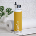 Bouteille D'eau Mariage Personnalisé Jaune Doré Bridesmaid<br><div class="desc">Offrez à votre femme de chambre ou à votre femme d'honneur mariage cette bouteille d'eau isolée à la mode et sous vide qui porte son nom en écriture stylisée blanche sur un arrière - plan de couleur jaune doré conçu pour correspondre à votre schéma de couleurs mariages. Personnalisez la bouteille...</div>