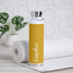 Bouteille D'eau Mariage Personnalisé Jaune Doré Bridesmaid<br><div class="desc">Offrez à votre femme de chambre ou à votre femme d'honneur mariage cette bouteille d'eau isolée à la mode et sous vide qui porte son nom en écriture stylisée blanche sur un arrière - plan de couleur jaune doré conçu pour correspondre à votre schéma de couleurs mariages. Personnalisez la bouteille...</div>
