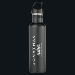Bouteille D'eau Mariage personnalisé Usher Favoriser Monogramme mo<br><div class="desc">Vos huissiers aimeront ce mariage personnalisé merci cadeau/faveur avec une police de script moderne. Ajoutez son nom ou son monogramme et une autre ligne de texte (date, emplacement du mariage, etc.) Parfait comme un cadeau de remerciement et/ou un souvenir mariage - tendance et élégant, mais simple et classique - coordonnées...</div>
