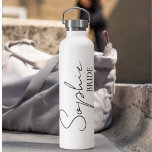 Bouteille D'eau Mariée personnalisée<br><div class="desc">Bienvenue dans notre collection de produits personnalisés sur Zazzle ! Ici, nous sommes spécialisés dans la création d'objets uniques et personnalisables pour célébrer le voyage de devenir une épouse. Que vous planifiez votre mariage de rêve ou que vous cherchiez des cadeaux de douche nuptiale parfaits, nous sommes là pour répondre...</div>