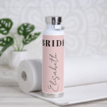 Bouteille D'eau Mariée typographie élégante nom script personnalis<br><div class="desc">Élégant chic rose clair et noir équipe de douche de mariée bouteille d'eau personnalisée avec nom personnalisé dans un style de signature chic calligraphie.      Veuillez noter que la couleur peut être modifiée pour correspondre à votre palette de couleurs de mariage.</div>