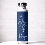 Bouteille D'eau Marine Nom bleu Floral Bachelorette Bride<br><div class="desc">Célébrez en style avec notre nom Scripté main Bachelorette de la fête de la nuptiale Tumbler à vin thermique. Doté d'un design élégant et personnalisé, ce tourbillon est parfait pour garder les boissons à la température idéale pendant vos festivités nuptiales. Conçu à partir de matériaux isolants de haute qualité, il...</div>