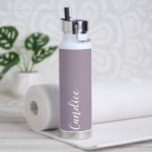 Bouteille D'eau Mauve Mariage personnalisé Couleur de la servante<br><div class="desc">Offrez à votre femme de chambre ou à votre femme d'honneur mariage cette bouteille d'eau isolée à la mode et sous vide qui porte son nom en blanc stylisé sur un arrière - plan de couleur mauve conçu pour correspondre à votre schéma de couleurs mariages. Personnalisez la bouteille en éditant...</div>