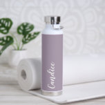 Bouteille D'eau Mauve Mariage personnalisé Couleur de la servante<br><div class="desc">Offrez à votre femme de chambre ou à votre femme d'honneur mariage cette bouteille d'eau isolée à la mode et sous vide qui porte son nom en blanc stylisé sur un arrière - plan de couleur mauve conçu pour correspondre à votre schéma de couleurs mariages. Personnalisez la bouteille en éditant...</div>
