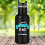 Bouteille D'eau Meilleur Père Turquoise du monde Type de bannière<br><div class="desc">"Le plus grand papa du monde". Dites à papa ce que vous pensez vraiment de lui. Il est temps pour lui d'étancher sa soif après une séance d'entraînement avec cette bouteille d'eau cool arborant une typographie blanche moderne et une bannière bleu turquoise turquoise sur un arrière - plan bleu marine....</div>