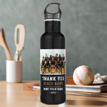 Bouteille D'eau Merci Coach Nom de l'équipe Photo<br><div class="desc">Merci Coach Nom de l'équipe et Team Photo bouteille d'eau en acier. Personnalisez avec votre nom d'entraîneur,  le nom de l'équipe et l'année. Vous pouvez modifier n'importe quel texte sur la bouteille ou l'effacer. Un grand cadeau pour un entraîneur ! Ajoutez une photo d'équipe.</div>
