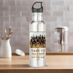 Bouteille D'eau Merci Coach Nom de l'équipe Photo<br><div class="desc">Merci Coach Nom de l'équipe et Team Photo bouteille d'eau en acier. Personnalisez avec votre nom d'entraîneur, le nom de l'équipe et l'année. Vous pouvez modifier n'importe quel texte sur la bouteille ou l'effacer. Un grand cadeau pour un entraîneur ! Ajoutez une photo d'équipe et faites signer par l'équipe les...</div>