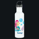 Bouteille D'eau Mignonne fille de sirène personnalisée<br><div class="desc">Une jolie fille de plage personnalisée cadeau avec une jolie sirène aux cheveux roses avec une queue turquoise tenant une belle harpe à côté des bulles bleues. Customisez avec le nom de votre petite fille pour un cadeau pour enfants.</div>