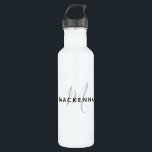Bouteille D'eau Moderne minimaliste chic noir gris blanc Monogramm<br><div class="desc">Bouteille d'eau en acier inoxydable moderne minimaliste chic gris noir blanc Monogramme. Design tendance que vous pouvez personnaliser avec votre chic nom monogramme et initial. Un cadeau parfait pour elle,  des cadeaux pour les femmes,  ou un cadeau d'anniversaire d'un meilleur ami.</div>