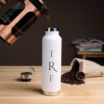 Bouteille D'eau Monogramme chic sur blanc<br><div class="desc">Le chic monogramme vertical noir sur blanc présente une plus grande originalité décorative au centre. Remplacez les 3 initiales par les vôtres dans la barre latérale. Autres couleurs et styles de bouteilles d'eau disponibles dans la barre latérale. Copyright © Claire E. Skinner. Tous droits réservés.</div>