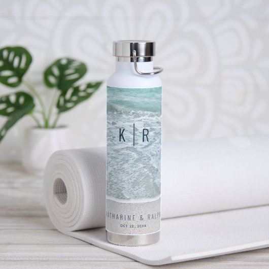 Bouteille D'eau Monogramme de mariage tropical Ocean & Sandy Beach (Yoga)