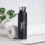 Bouteille D'eau Monogramme et nom de script noir élégant<br><div class="desc">C'est à propos de vous avec ce magnifique design de bouteille d'eau. Il a une élégante représentation stylisée de votre nom et monogramme avec sérifs classiques et un monogramme de script de calligraphie plus orné dans une symétrie équilibrée. Les trois éléments se fondent dans une harmonie sophistiquée et créent votre...</div>
