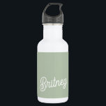Bouteille D'eau Monogramme et nom personnalisés de Sage Vert moder<br><div class="desc">Le Monogramme personnalisé moderne Sage Green et le nom Bouteille d'eau en acier inoxydable est à la fois élégant et fonctionnel. Il dispose d'une finition verte sage et est customisé avec votre monogramme et nom, ce qui en fait un accessoire unique. Fabriqué en acier inoxydable de haute qualité, il est...</div>