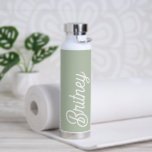 Bouteille D'eau Monogramme et nom personnalisés de Sage Vert moder<br><div class="desc">Le Monogramme et la bouteille d'eau de Sage Green Moderne présente une couleur verte à la sauge apaisante, parfaite pour ceux qui apprécient un look élégant et contemporain. La bouteille d'eau peut être customisée avec un monogramme et un nom, en ajoutant une touche personnelle qui le rend unique et spécial....</div>