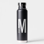 Bouteille D'eau Monogramme et nom personnalisés modernes<br><div class="desc">Design Monogram moderne avec lettre monogramme personnalisée "M" et nom dans le style de police sans serif moderne en gras. Un cadeau parfait pour lui,  un cadeau de fête des pères et plus encore.</div>
