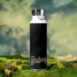Bouteille D'eau Monogramme et nom rose pâle moderne<br><div class="desc">Le Monogramme et bouteille d'eau Blush Dusty Pink est un accessoire d'hydratation chic et pratique. Avec une couleur rose rousse et poussiéreuse, cette bouteille d'eau peut être personnalisée avec un monogramme et un nom, ce qui en fait le vôtre. Il est parfait pour rester hydraté toute la journée, que ce...</div>