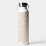 Bouteille D'eau Monogramme initial minimaliste beige<br><div class="desc">Ce design personnalisé de bouteille d'eau présente un monogramme simple dans le thème beige et blanc. Faites l'un d'un bon buvette avec votre initiale et votre nom. Cette bouteille d'eau personnalisée sera un cadeau unique pour quelqu'un de spécial ou vous-même. Si vous souhaitez modifier les polices ou la position, cliquez...</div>