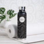 Bouteille D'eau Monogramme magnolia illustration Personnalisée<br><div class="desc">Voici notre "Monogram Magnolia Illustration Black and White Water Bottle" - un accessoire élégant et personnalisable pour rester hydraté en déplacement. Cette bouteille d'eau présente une illustration magnolia chic en noir et blanc, personnalisée avec votre monogramme pour une touche unique. Restez hydraté avec style avec cette bouteille d'eau personnalisée, parfaite...</div>