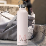 Bouteille D'eau Monogramme minimal initial et nom Pastel rose<br><div class="desc">Restez hydraté avec style grâce à notre Monogramme Minimaliste Initial & Nom Pastel Pink Water Bottle. Cette bouteille d'eau élégante et élégante présente un design minimaliste personnalisé avec votre nom et votre initiale, dressé contre un arrière - plan rose pastel doux. Fabriqué à partir de matériaux de haute qualité et...</div>