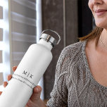 Bouteille D'eau Monogramme minimaliste moderne ou ajouter un logo<br><div class="desc">Bouteille d'eau potable minimaliste moderne. Noir & Blanc ou choisissez vos couleurs personnalisées. Idéal pour les petites entreprises, les marques d'entreprise, les indépendants, les traiteurs, les boulangeries, cafés, restaurants, publicité pour les clients et plus encore. Facile à personnaliser avec vos initiales monographiques, nom et information d'entreprise, titre de poste, slogan...</div>