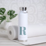 Bouteille D'eau Monogramme moderne bleu simple<br><div class="desc">Bouteille d'eau Monogramme initiale simple et moderne. Créez votre propre bouteille personnalisée avec le nom initial personnalisé.</div>