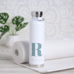 Bouteille D'eau Monogramme moderne bleu simple<br><div class="desc">Bouteille d'eau Monogramme initiale simple et moderne. Créez votre propre bouteille personnalisée avec le nom initial personnalisé.</div>