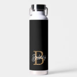 Bouteille D'eau Monogramme moderne élégant Nom Black Gold Script<br><div class="desc">La bouteille d'eau Black Gold Script Monogram Name, moderne et élégante, présente un design noir chic, complété par un script doré luxueux. La personnalisation avec un monogramme et un nom ajoute une touche unique, le rendant à la fois élégant et fonctionnel. Conçu à partir de matériaux de haute qualité, il...</div>