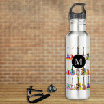 Bouteille D'eau Monogramme Motif de guitare coloré<br><div class="desc">Un cadeau d'idée pour les professeurs de musique, les guitaristes, les musiciens et les étudiants en musique. Guitares électriques funky, guitares acoustiques et guitares semi-acoustiques motif sur bouteille d'eau monogramme personnalisée noire dans des couleurs vives pop art. Facile à customiser à l'aide du monogramme initial et du modèle de nom....</div>