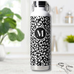 Bouteille D'eau Monogramme noir blanc tendance<br><div class="desc">Design amusant et tendance avec cet accent empreinte de léopard ou motif guépard. Personnalisez cette bouteille d'eau avec une initiale. Vous pouvez même ajouter un nom sur la lettre si vous le souhaitez. Changez les couleurs et la typographie de l'arrière - plan et de la police à tout ce que...</div>