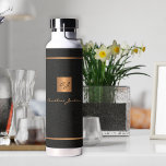 Bouteille D'eau Monogramme noir or moderne et nom personnalisé<br><div class="desc">Noir moderne monogrammed classe comme (IMPRIMÉ) et nom d'or en cuivre signature script personnalisé élégant bouteille d'eau. Un cadeau parfait pour un anniversaire,  un anniversaire,  une promotion d'emploi,  Noël,  un mariage ou toute autre célébration.</div>