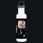 Bouteille D'eau Monogramme Nom 3 Photo Collage tendance moderne<br><div class="desc">Monogram Name 3 Photo Collage Tendance Bouteille d'eau moderne présente un montage photo de trois de vos photos préférées avec votre nom personnalisé et monogramme en élégant script blanc sur un arrière - plan noir. Personnalisez en modifiant le texte dans les zones de texte fournies. Parfait pour l'anniversaire, Noël, Fête...</div>
