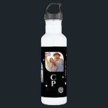 Bouteille D'eau Monogramme Nom 3 Photo Collage tendance moderne<br><div class="desc">Monogram Name 3 Photo Collage Tendance Bouteille d'eau moderne présente un montage photo de trois de vos photos préférées avec votre nom personnalisé et monogramme en élégant script blanc sur un arrière - plan noir. Personnalisez en modifiant le texte dans les zones de texte fournies. Parfait pour l'anniversaire, Noël, Fête...</div>