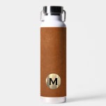 Bouteille D'eau Monogramme or en cuir moderne<br><div class="desc">Ce design moderne de bouteille d'eau dispose d'un arrière - plan en cuir marron sable,  avec votre monogramme initial dans un emblème en or métallique brossé dans la typographie classique bloc pour un look simple et luxueux.</div>