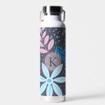 Bouteille D'eau Monogramme rose Motif moderne Big Blue Flower<br><div class="desc">Design moderne et joliment fleuri avec monogramme rose.</div>