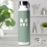 Bouteille D'eau Monogramme vert moderne<br><div class="desc">Créez Votre Propre Sage Personnalisé Nom Vert Monogramme Bouteille D'Eau. Cette bouteille d'eau mignonne et élégante dispose d'un arrière - plan vert à la sauge douce pour une ambiance terreuse et apaisante. Une initiale blanche et audacieuse se trouve au centre, recouverte d'un nom de script noir fluide pour une touche...</div>