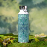 Bouteille D'eau Motif baroque moderne en bleu et vert<br><div class="desc">Motif baroque moderne et élégant avec un design luxueux et complexe de riches formes ornementales dans une palette de couleurs chic de jolies couleurs vertes et bleues. Un cadeau de luxe pour des occasions spéciales. Conçu exclusivement pour vous par Happy Dolphin Studio !</div>