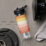 Bouteille D'eau Motif de bande rétro Coral rose vintage vibe<br><div class="desc">Ajoutez votre nom à ce design minimaliste mod avec des rayures audacieuses. Un design rétro avec une police d'inspiration les années 70 et un motif minimal. Toutes les couleurs peuvent être modifiées. Créez le vôtre et changez les couleurs en votre combinaison préférée.</div>