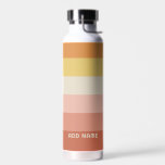 Bouteille D'eau Motif de bande rétro Coral rose vintage vibe<br><div class="desc">Ajoutez votre nom à ce design minimaliste mod avec des rayures audacieuses. Un design rétro avec une police d'inspiration les années 70 et un motif minimal. Toutes les couleurs peuvent être modifiées. Créez le vôtre et changez les couleurs en votre combinaison préférée.</div>